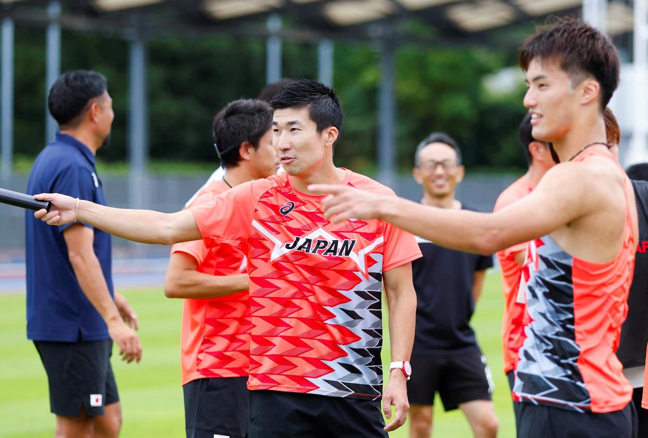 パリ五輪陸上男子400メートルリレー代表合宿で言葉を交わす桐生（左）と柳田（右手前）（日本陸連／フォート・キシモト提供）