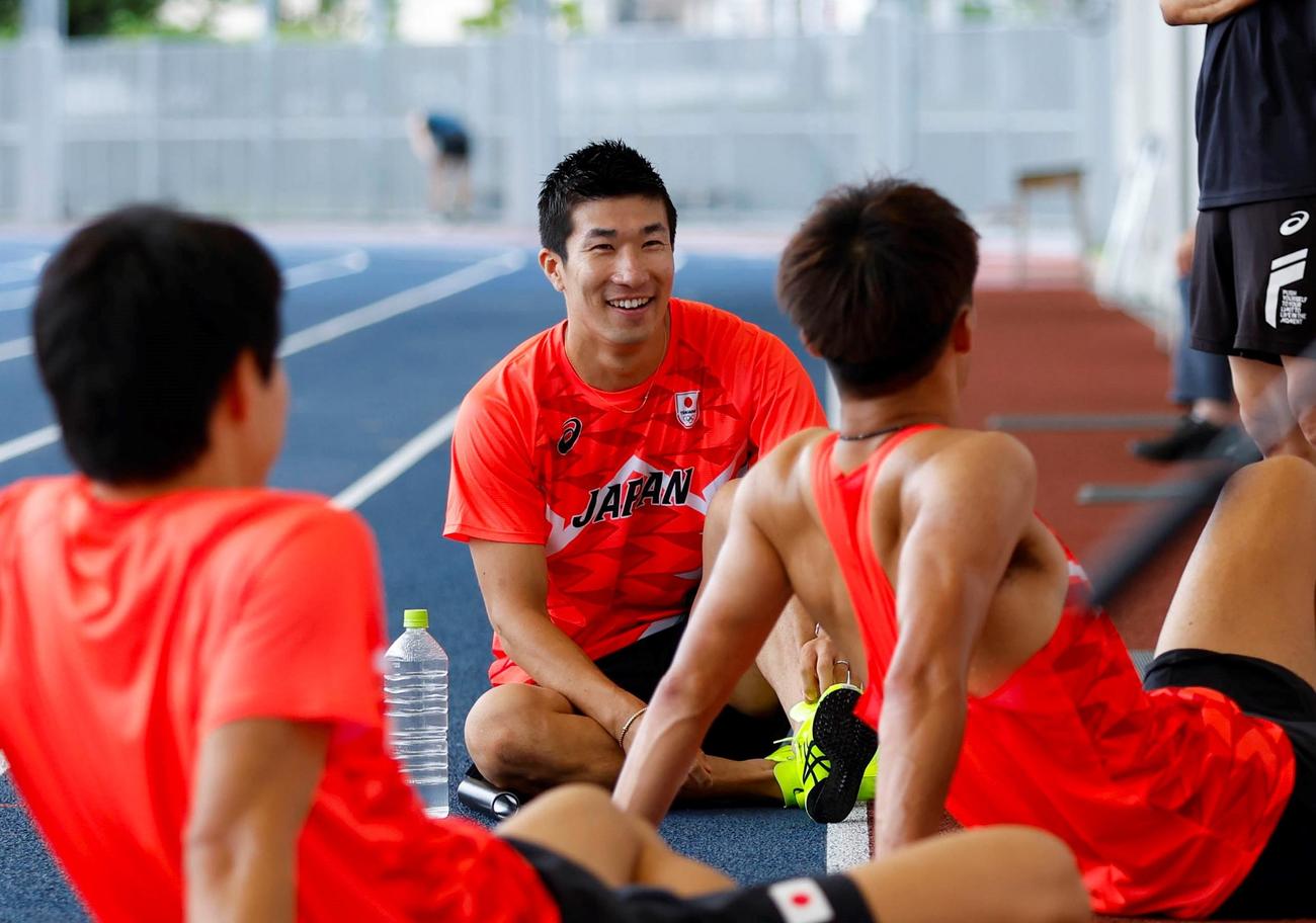 パリ五輪陸上男子400メートルリレー代表合宿で笑顔を見せる桐生祥秀（中央）（日本陸連／フォート・キシモト提供）