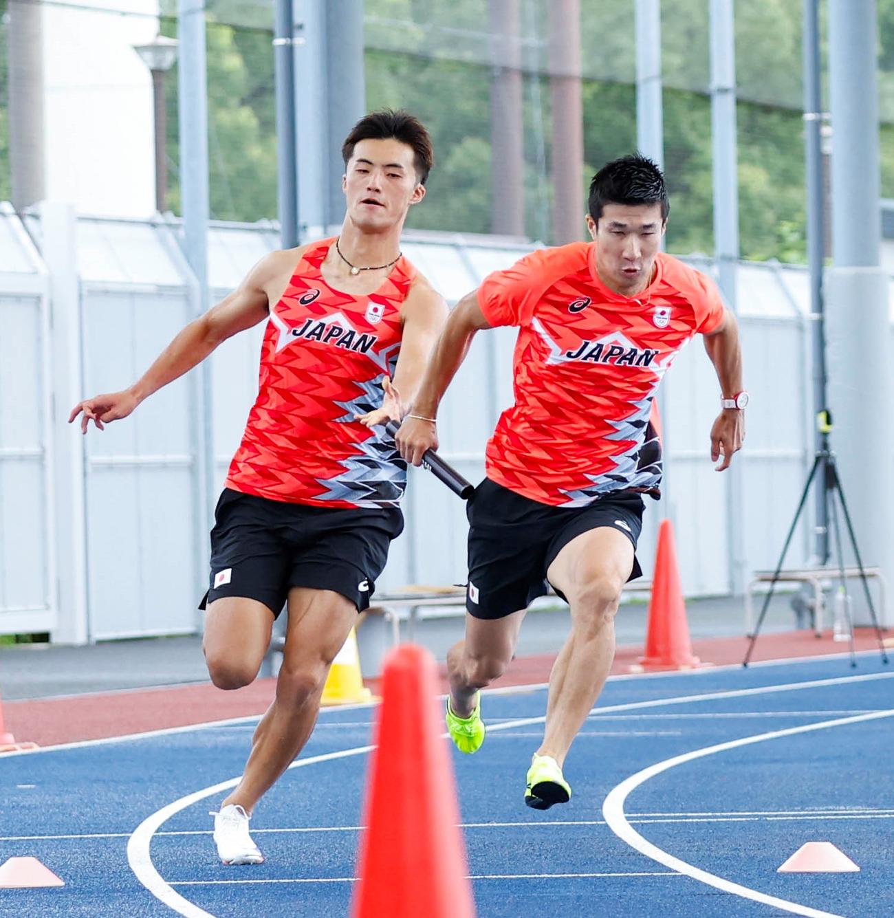 パリ五輪陸上男子400メートルリレー代表合宿でバトンをつなぐ柳田（左）と桐生（日本陸連／フォート・キシモト提供）