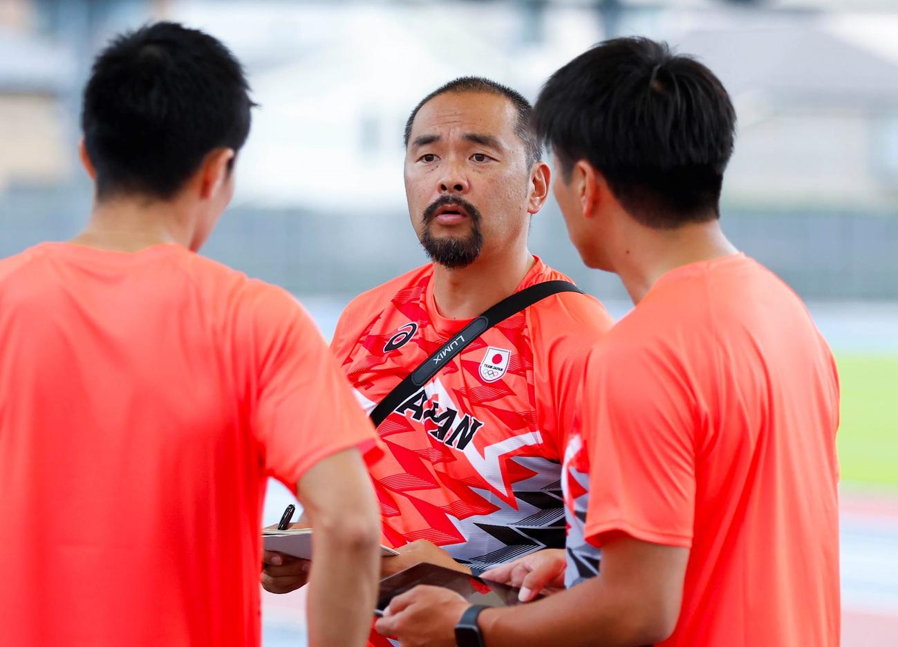 パリ五輪陸上男子400メートルリレー代表合宿で指示を送る日本陸連強化委員会科学・情報担当の小林海氏（中央）（日本陸連／フォート・キシモト提供）