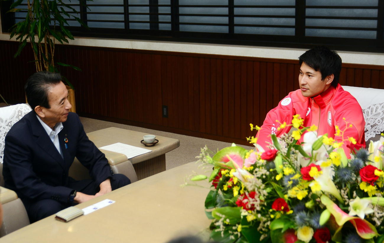 鈴木知事（左）と話すパリ五輪・陸上男子200メートル代表の飯塚