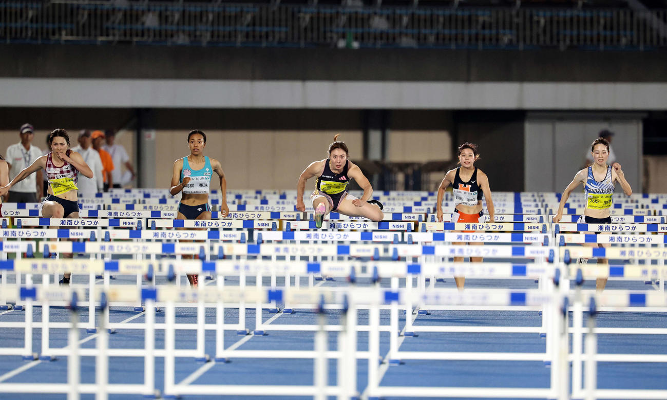 女子100メートル障害で日本新記録を出した福部（中央）（撮影・鈴木正人）