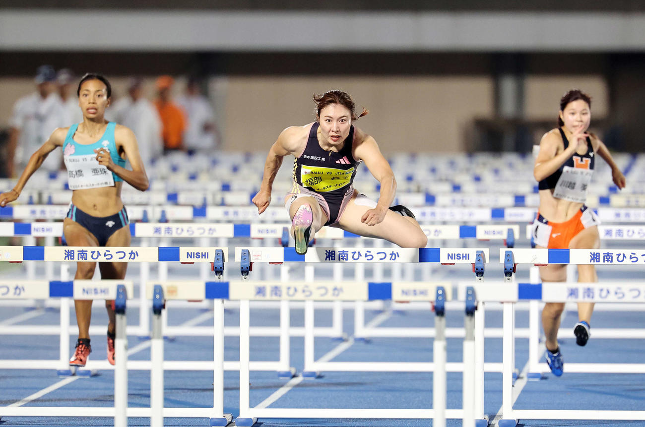 女子100メートル障害で日本新記録を出した福部（中央）（撮影・鈴木正人）