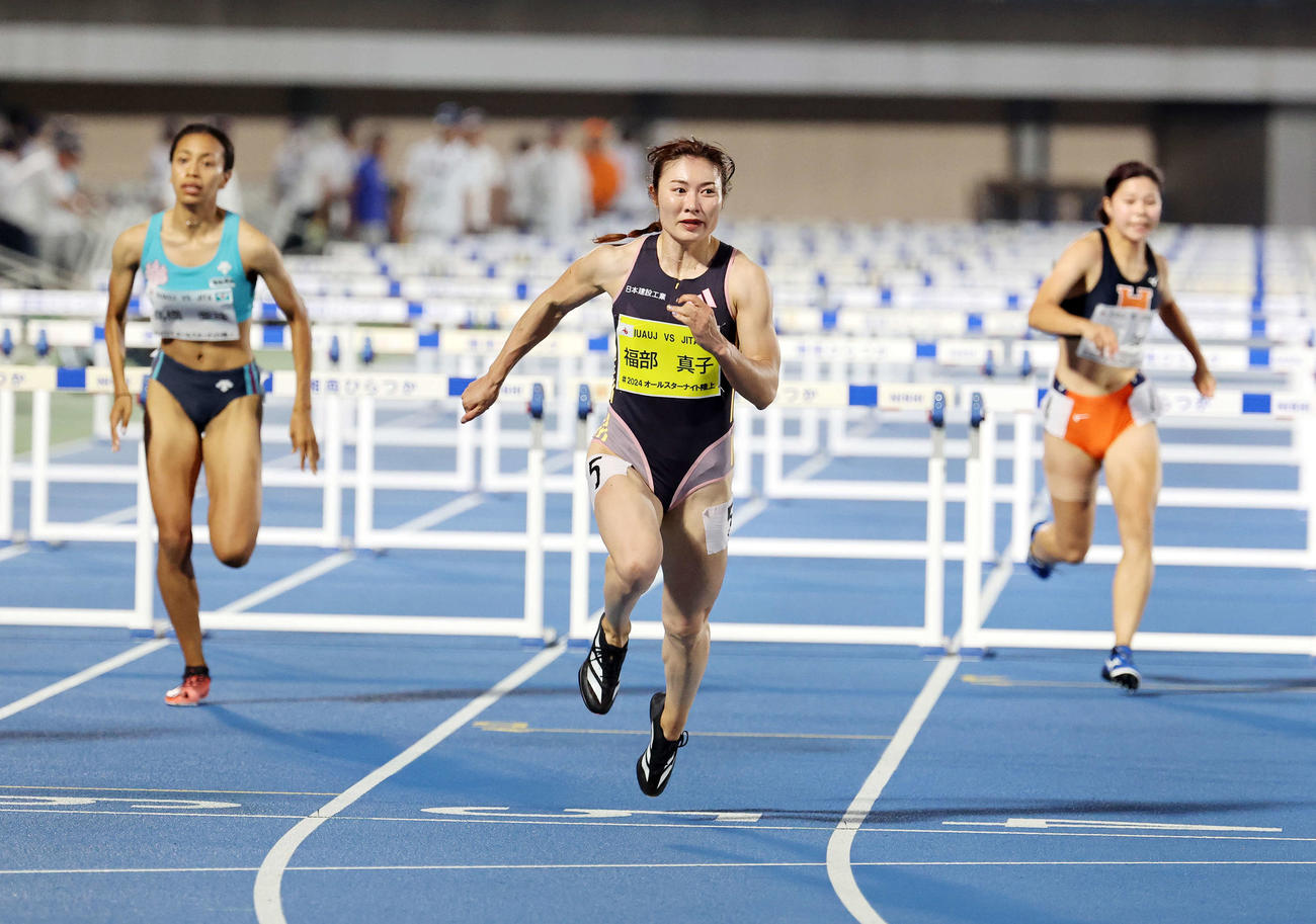 女子100メートル障害で日本新記録を出した福部（中央）（撮影・鈴木正人）