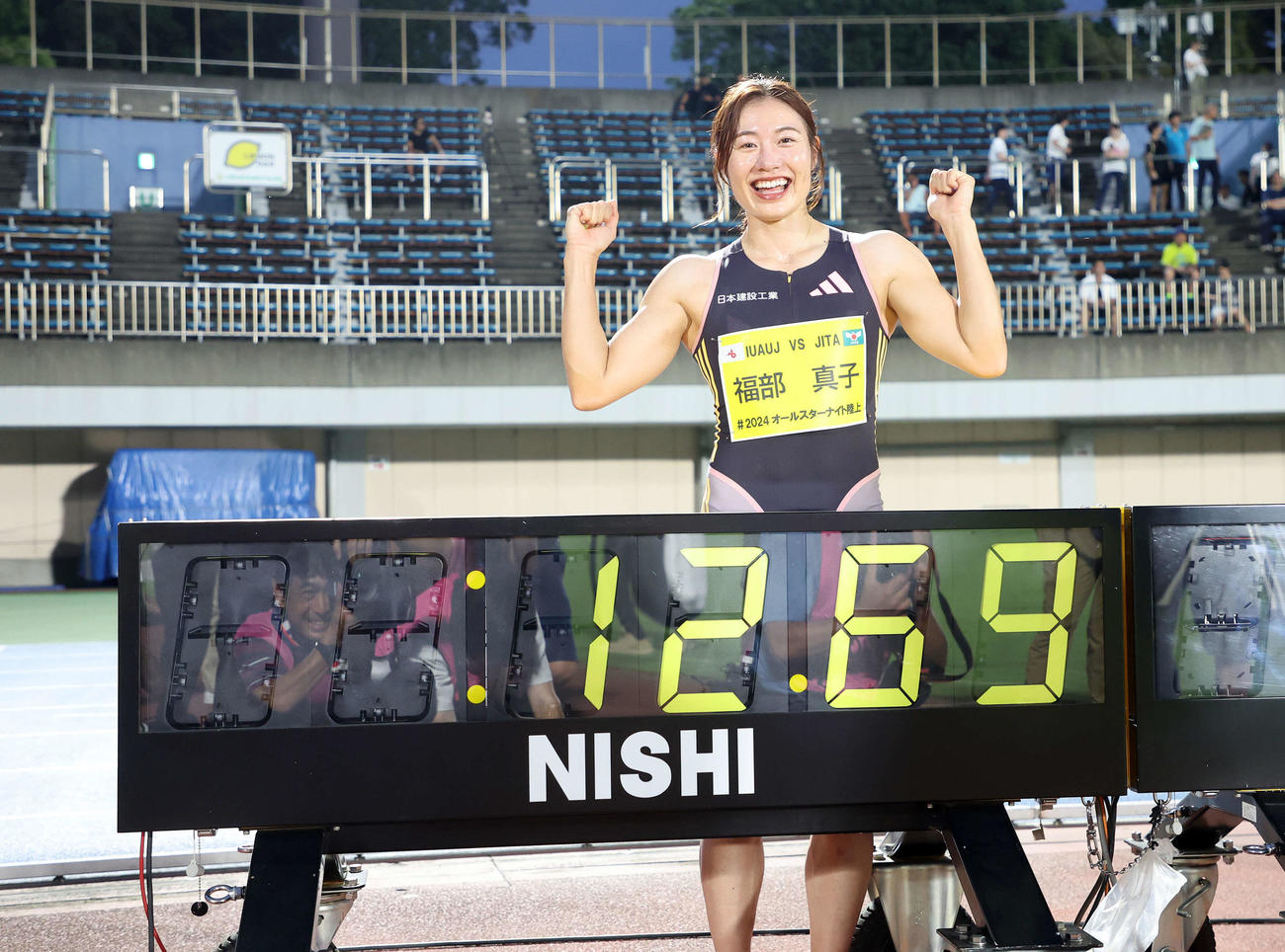 女子100メートル障害で日本新記録を出し笑顔を見せる福部（撮影・鈴木正人）