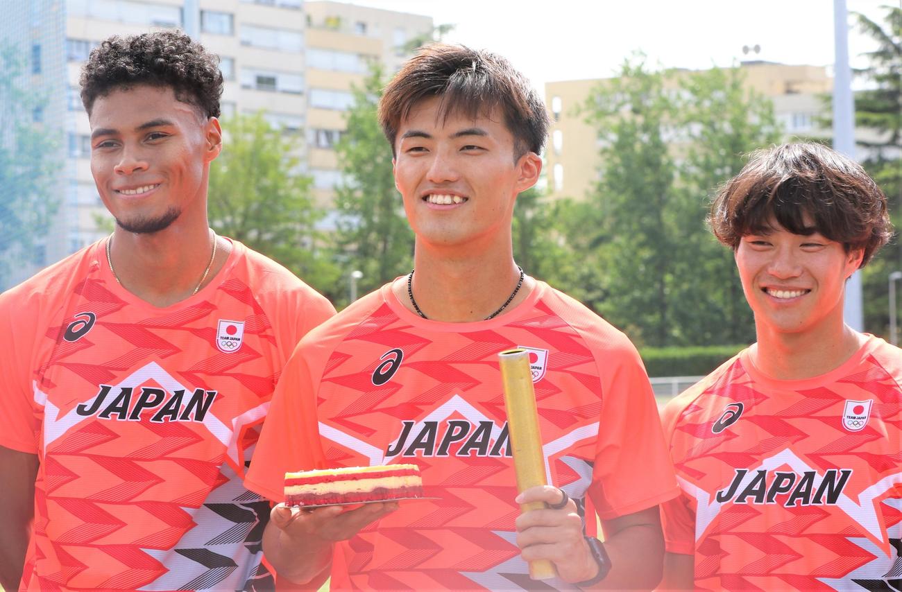 パリ五輪へ向けた事前合宿で誕生日ケーキを送られた陸上男子短距離の柳田（中央）。左は中島、右は坂井（撮影・藤塚大輔）