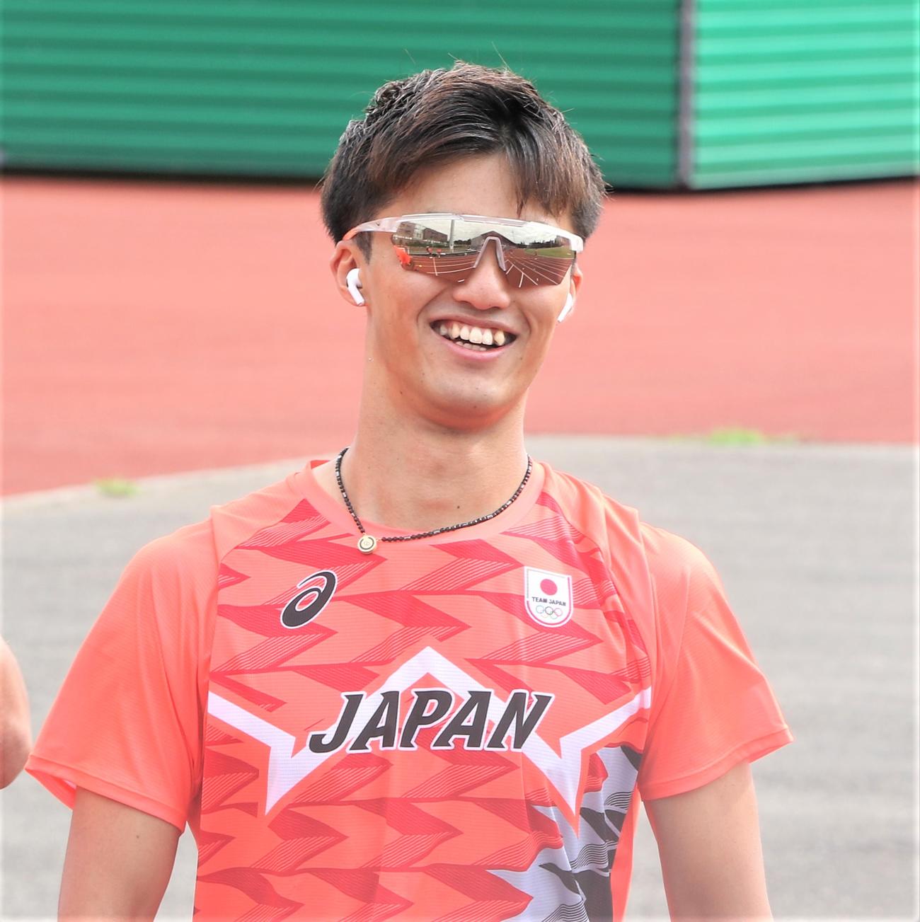 パリ五輪の事前合宿で笑顔を見せる陸上男子短距離の柳田（撮影・藤塚大輔）
