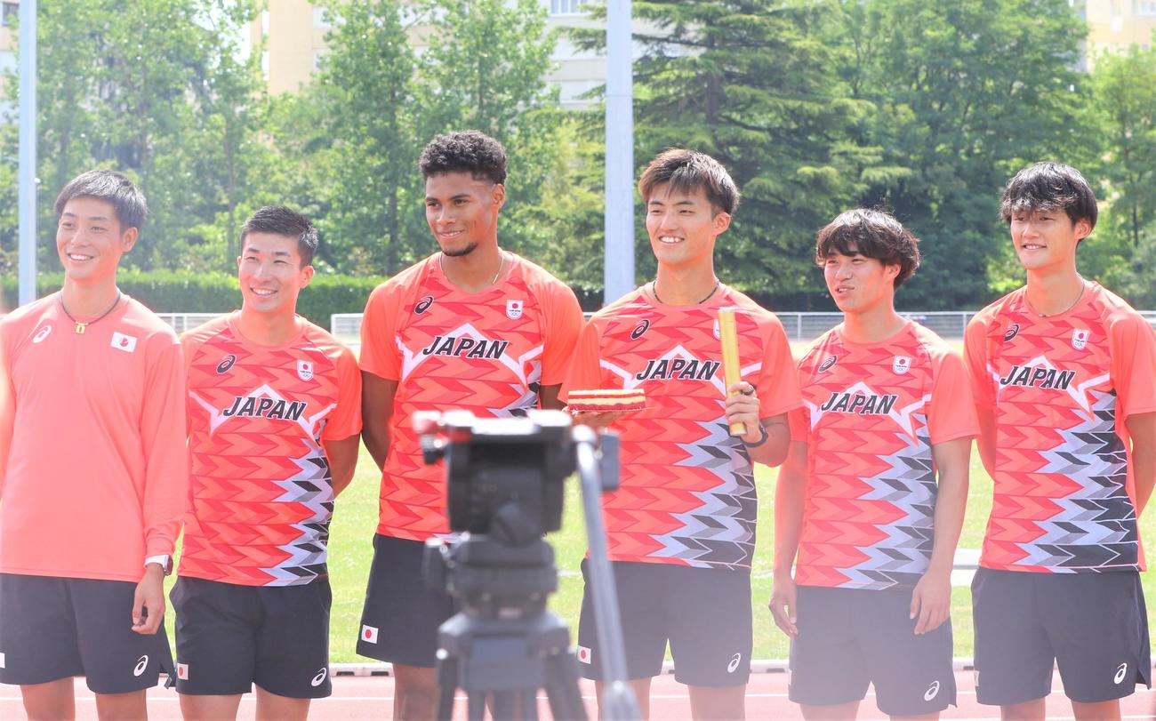 パリ五輪へ向けた事前合宿で誕生日ケーキを送られた陸上男子短距離の柳田（左から4人目）。左から上山、桐生、中島、1人置いて坂井、鵜沢（撮影・藤塚大輔）