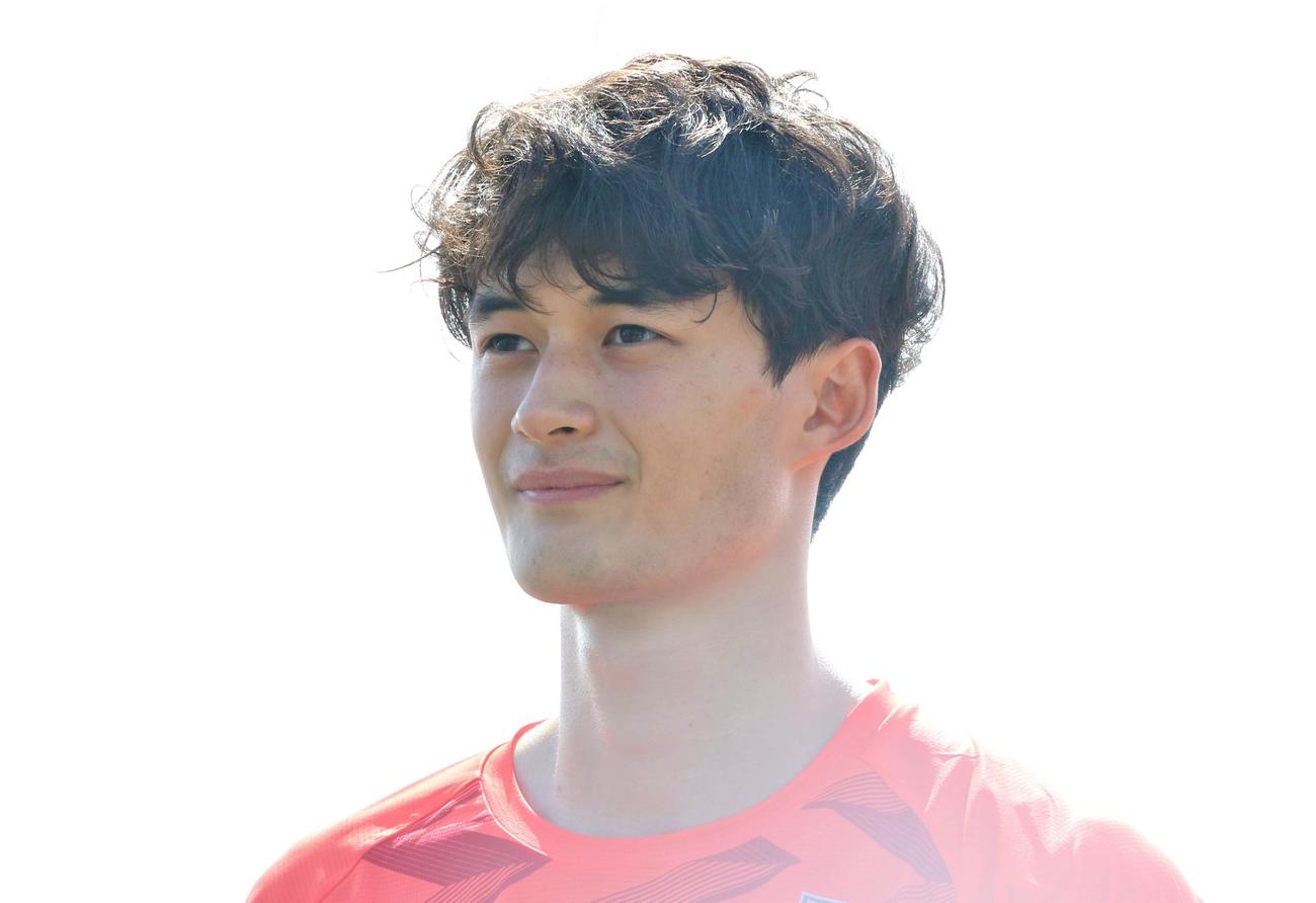 パリ五輪へ向けた事前合宿で取材に応じた陸上男子400メートル障害の豊田（撮影・藤塚大輔）