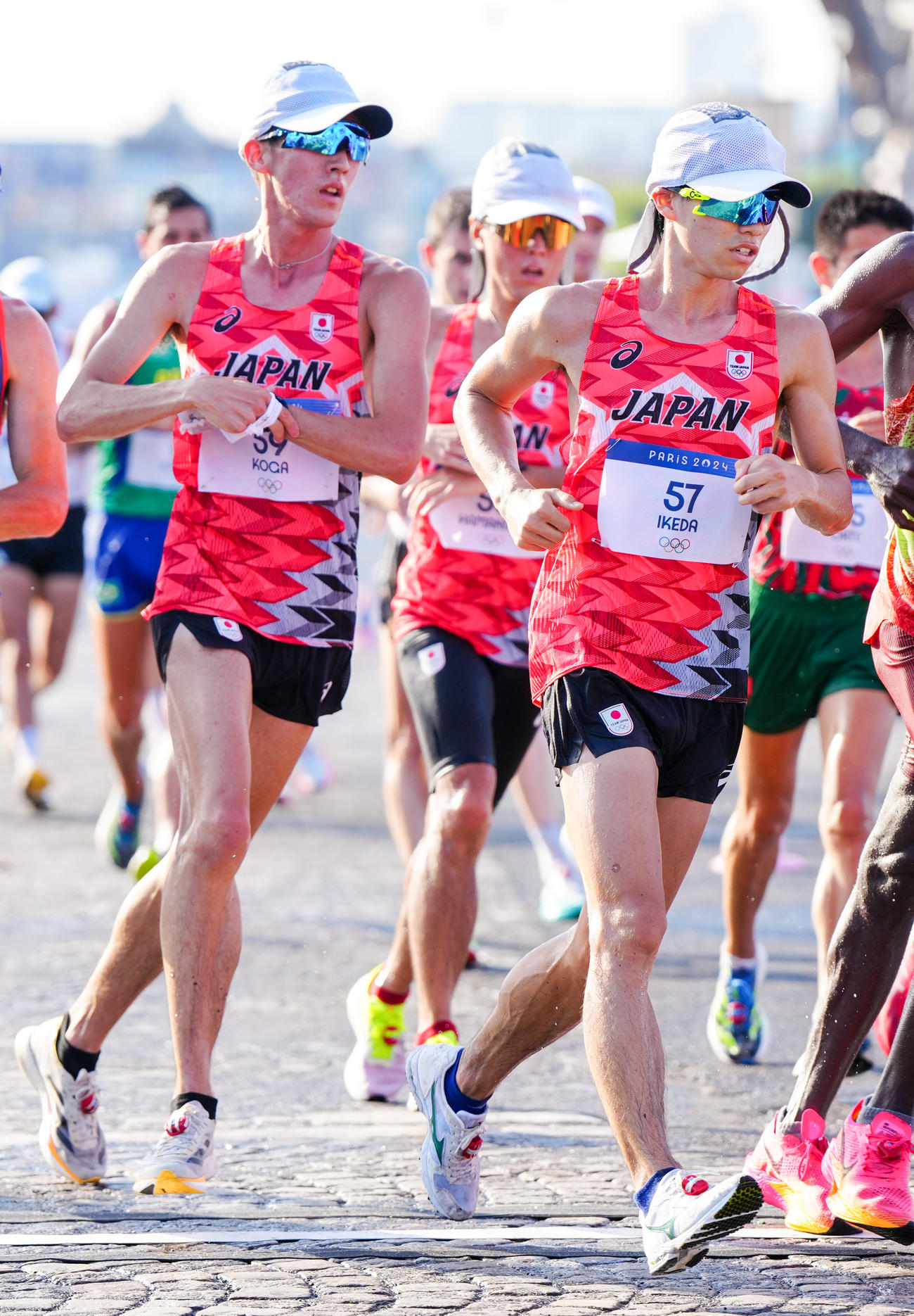 コースを周回する競歩男子日本代表の選手たち。左から古賀、浜西、池田（撮影・江口和貴）