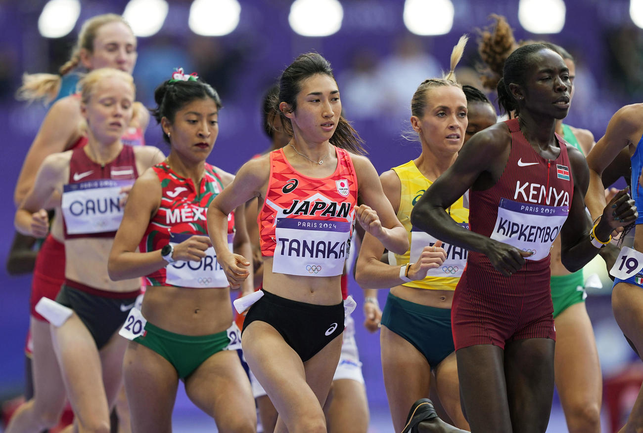 女子5000メートル予選　力走する田中希実（中央）（共同）