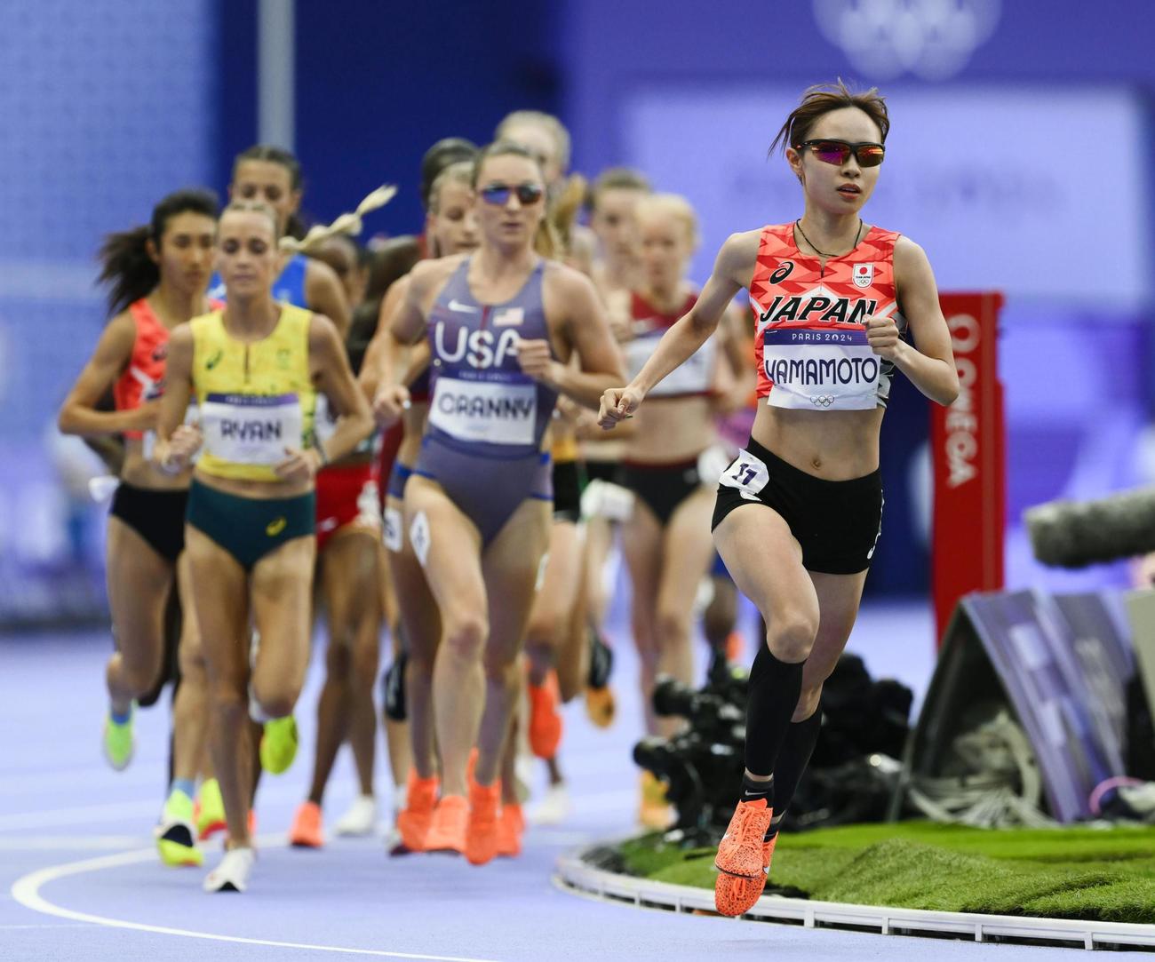 女子5000メートル予選　力走する山本有真（先頭）（共同）