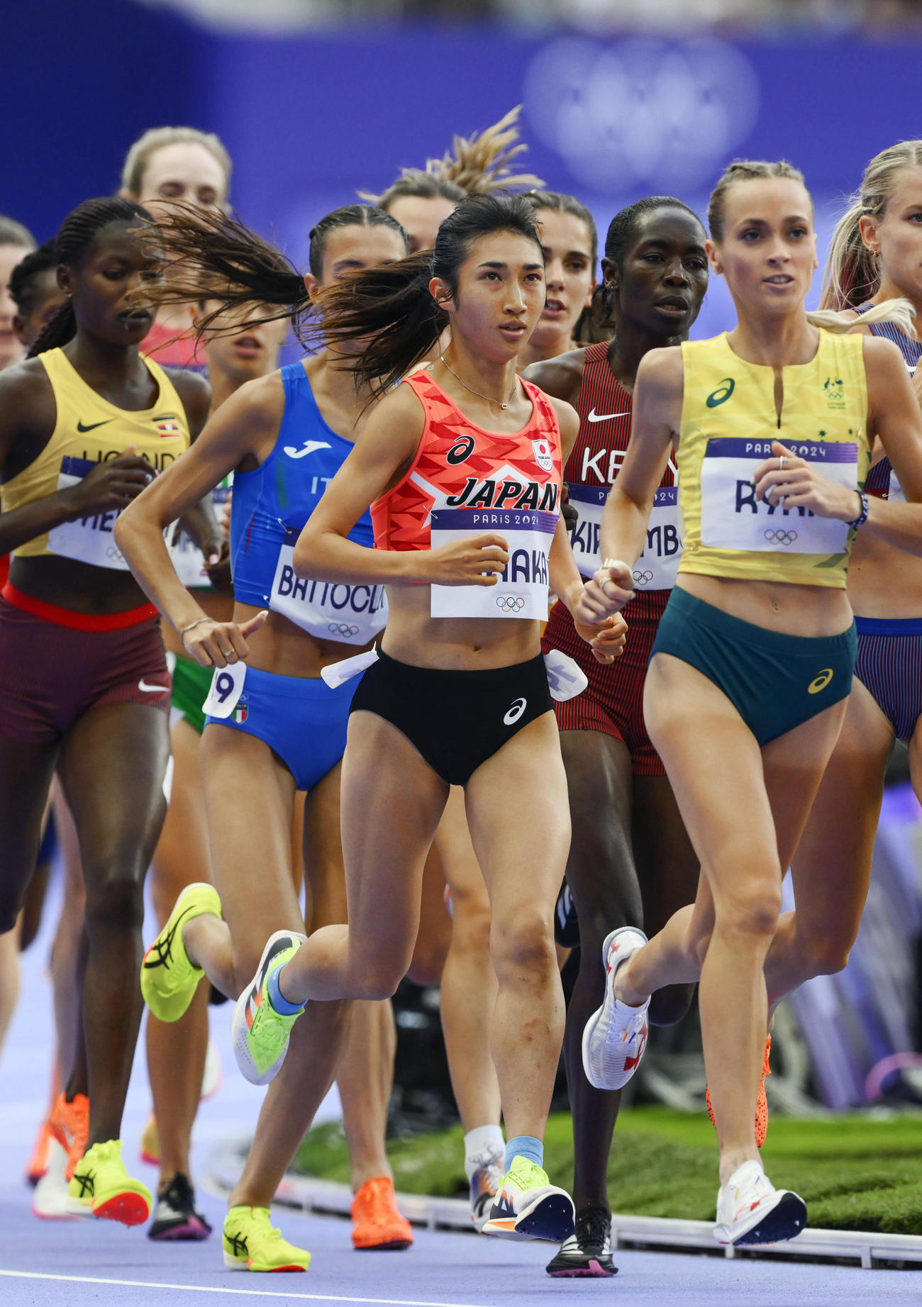 女子5000メートル予選　力走する田中希実（中央）（共同）
