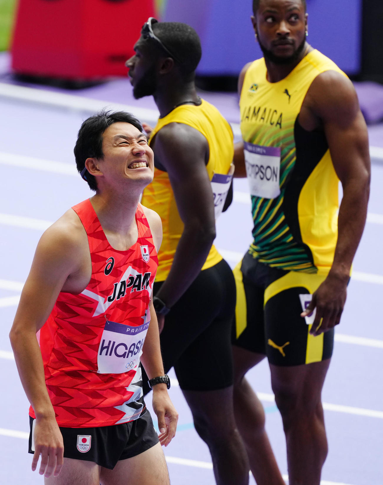 男子100メートル予選1組で5着となり厳しい表情を見せる東田（左）（撮影・江口和貴）