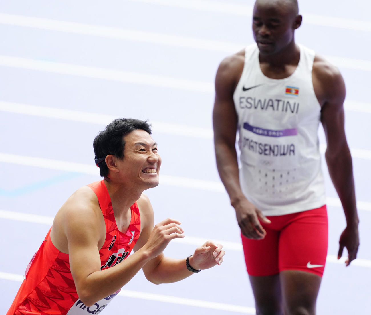 男子100メートル予選1組で5着となり厳しい表情を見せる東田（左）（撮影・江口和貴）