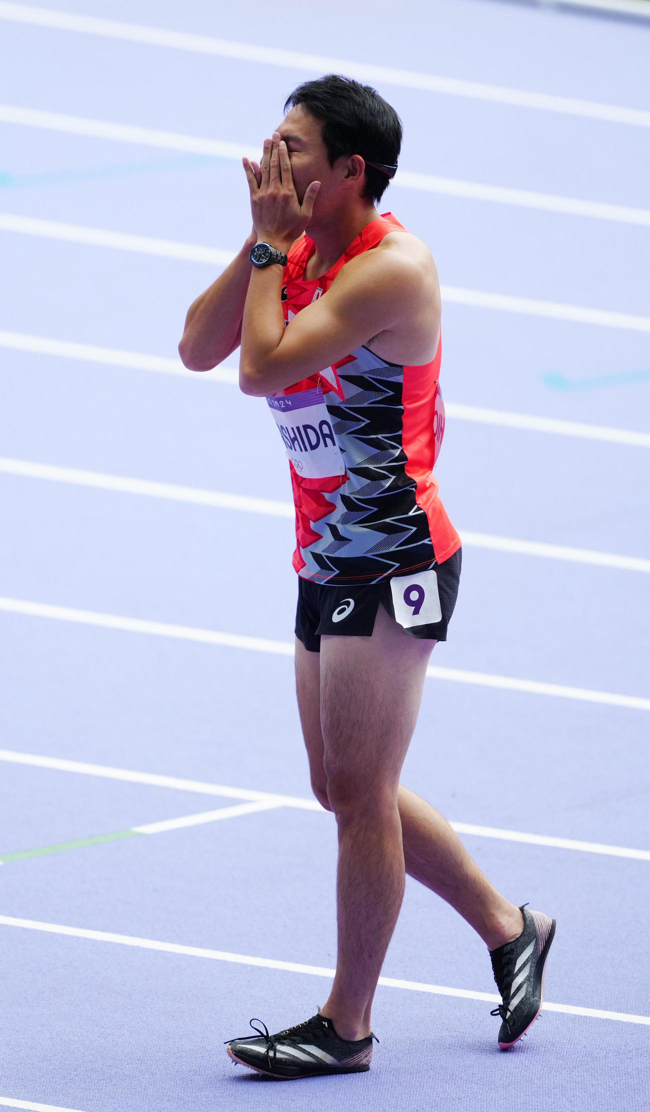 男子100メートル予選1組で5着となり手で顔を覆う東田（撮影・江口和貴）