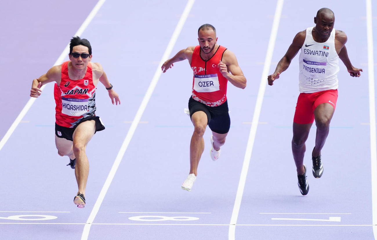 男子100メートル予選1組、5着でフィニッシュする東田（左）（撮影・江口和貴）