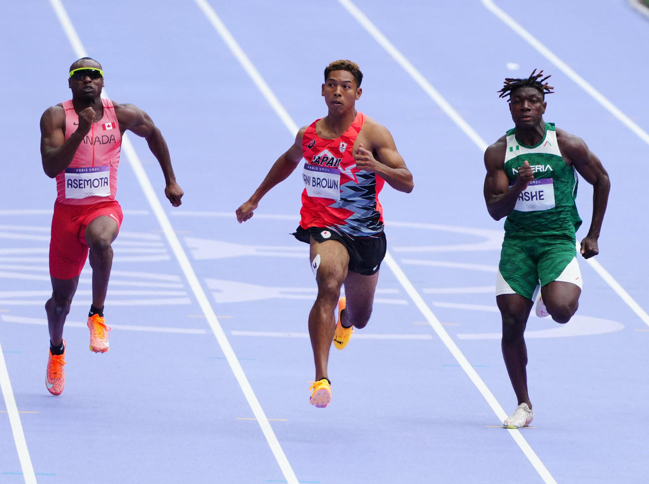 男子100メートル予選4組に臨むサニブラウン（中央）（撮影・江口和貴）