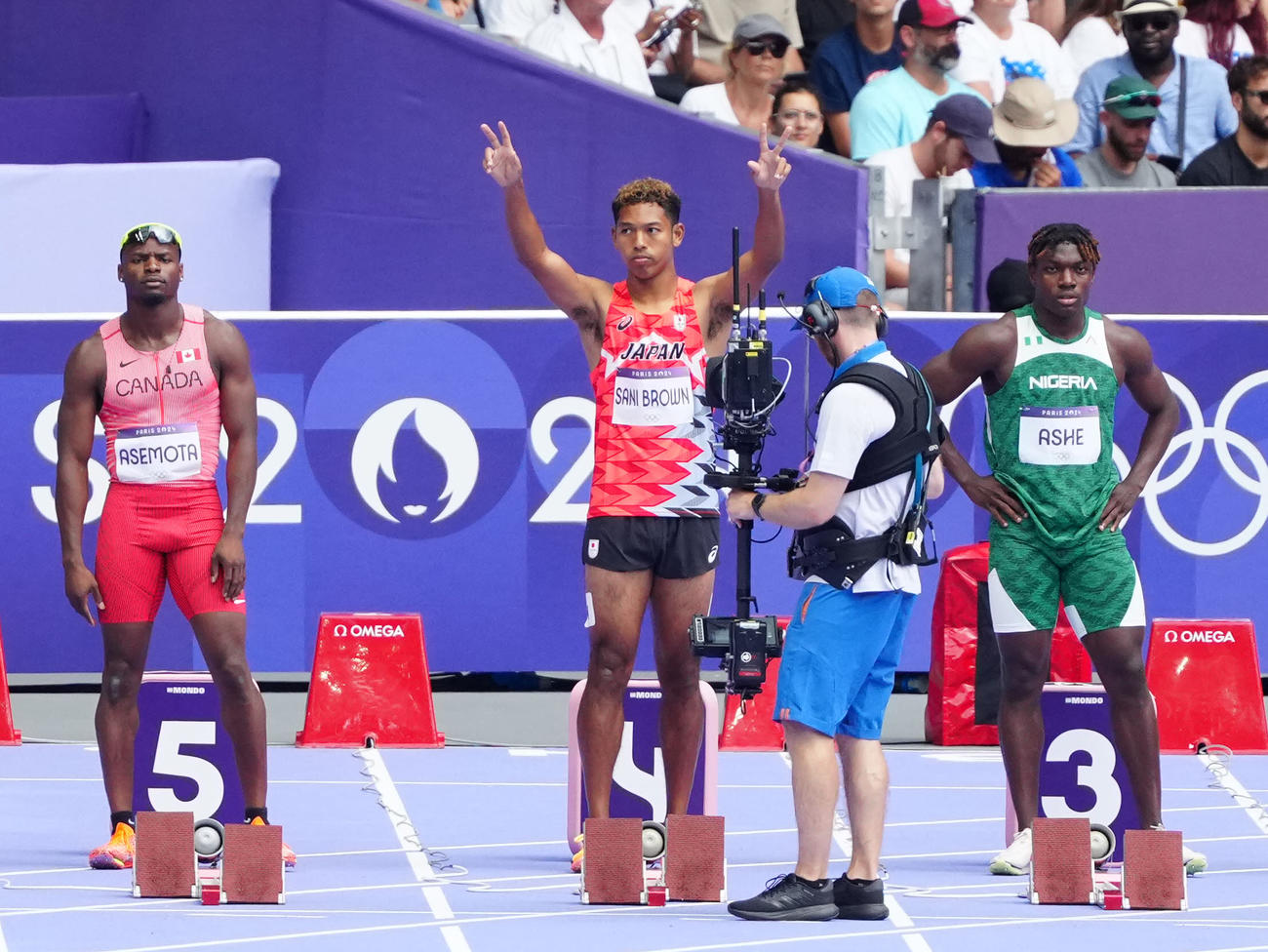 男子100メートル予選スタート前、紹介されるサニブラウン（中央）（撮影・江口和貴）