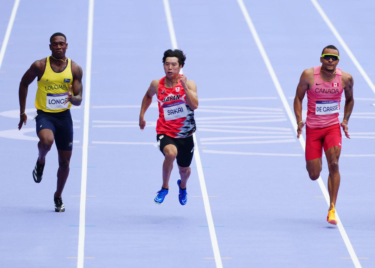男子100メートル予選7組に臨む坂井（中央）（撮影・江口和貴）