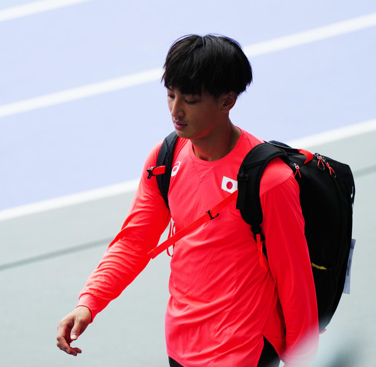 男子走り幅跳びの決勝に進出できず、厳しい表情で引き揚げる橋岡（撮影・江口和貴）