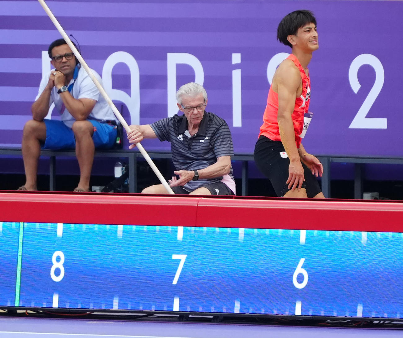 パリ五輪陸上の男子走り幅跳び予選で3回目の跳躍を終え、厳しい表情の橋岡（撮影・江口和貴）