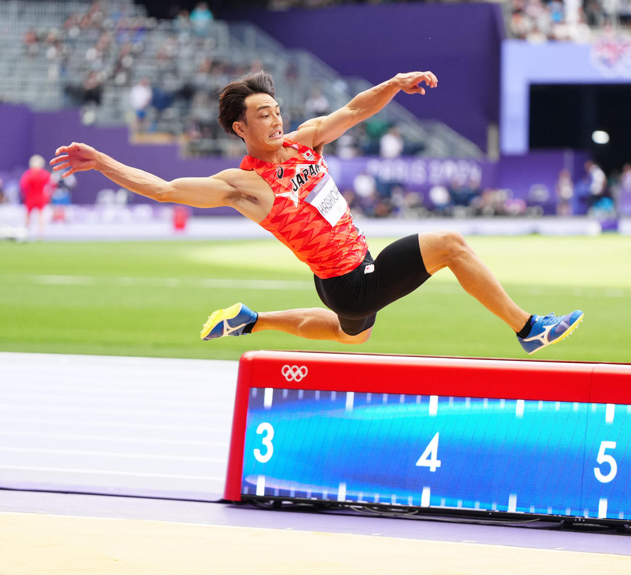 パリ五輪陸上の走り幅跳び予選に臨む橋岡（撮影・江口和貴）