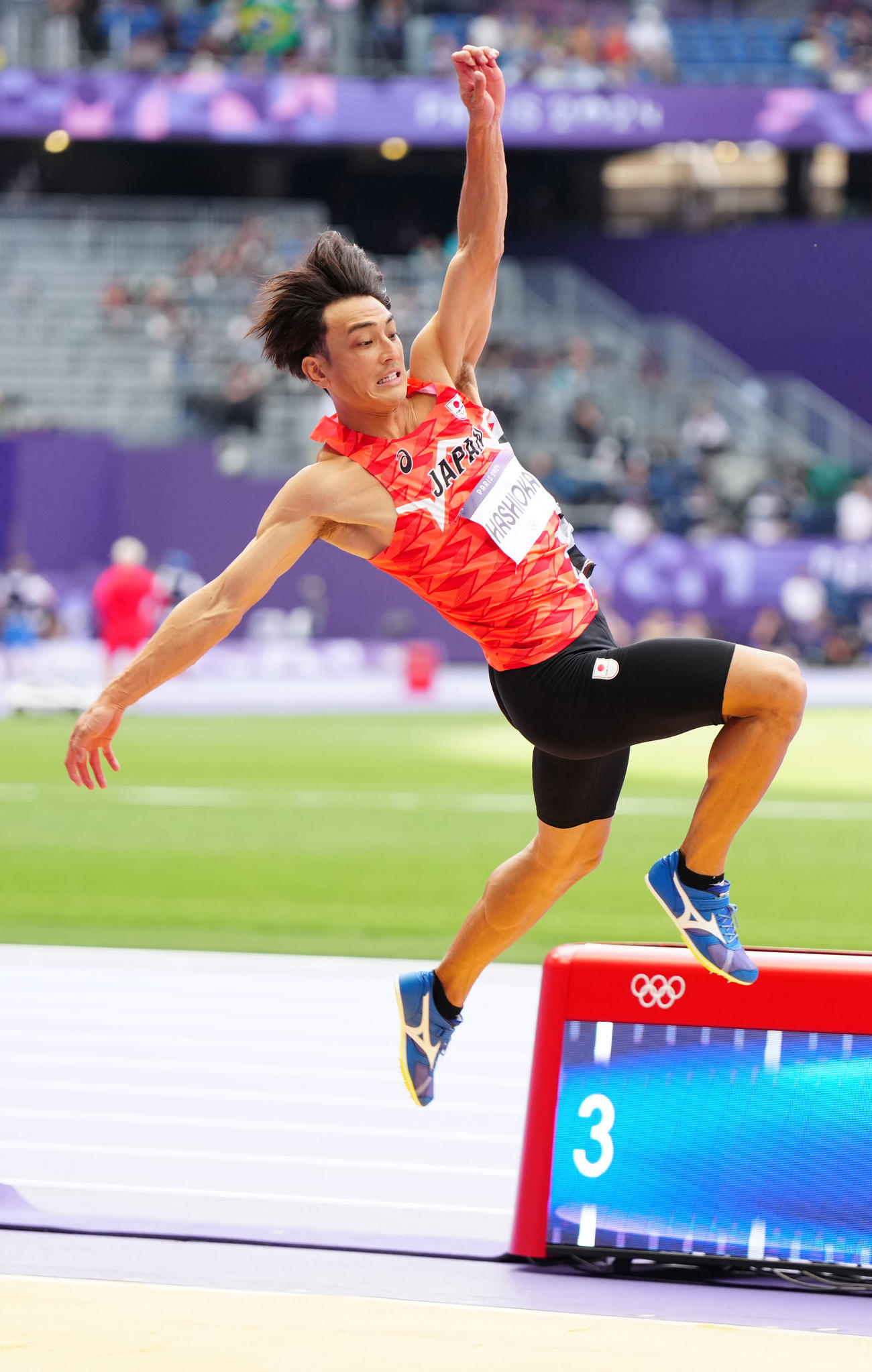 陸上の走り幅跳び予選に臨む橋岡（撮影・江口和貴）