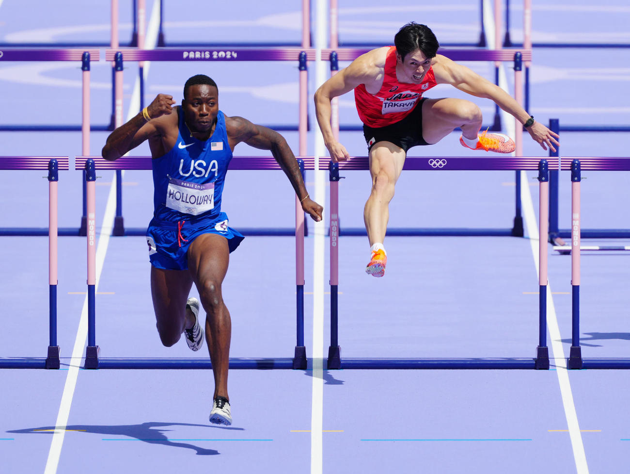 パリ五輪陸上の男子110メートル障害予選5組で4着となった高山（右）。左は米国のホロウェイ（撮影・江口和貴）