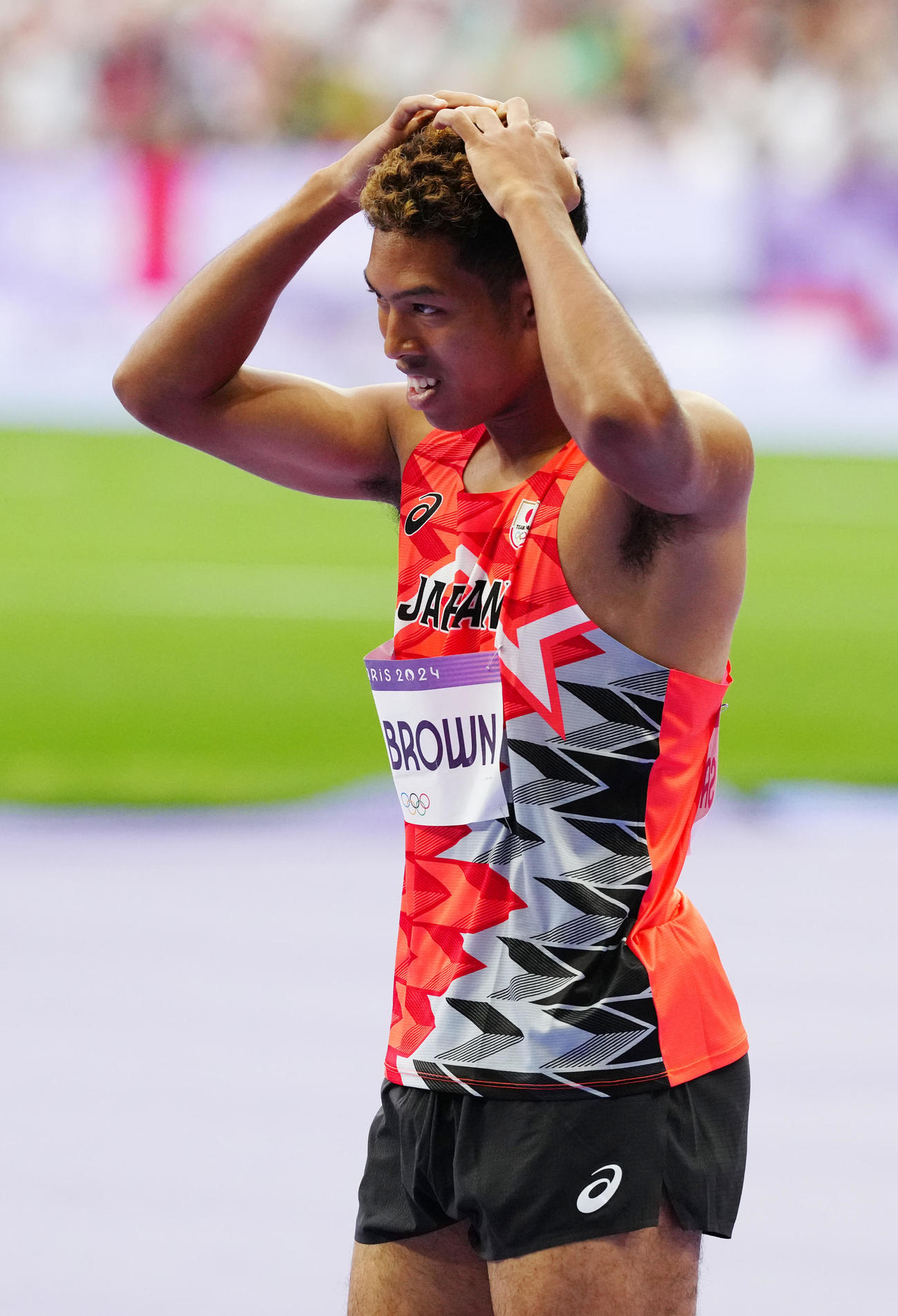 陸上男子100メートル準決勝3組に臨み、タイムを確認後、頭を抱え悔しい表情を見せるサニブラウン（撮影・江口和貴）
