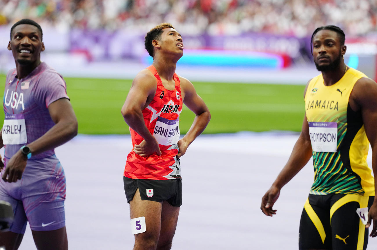 パリ五輪の陸上男子100メートル準決勝3組に臨み、ビジョンを見つめるサニブラウン（撮影・江口和貴）