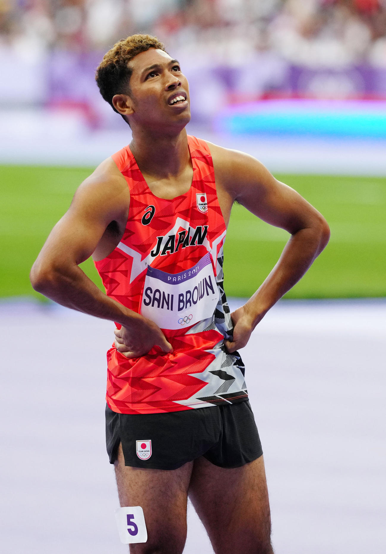 パリ五輪の陸上男子100メートル準決勝3組に臨み、ビジョンを見つめるサニブラウン（撮影・江口和貴）