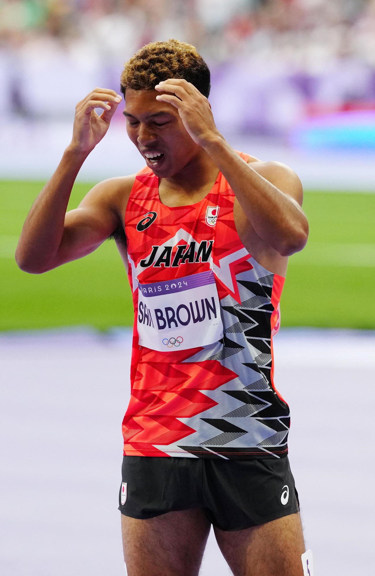パリ五輪の陸上男子100メートル準決勝3組に臨み、ビジョンで記録を確認後、悔しい表情を見せるサニブラウン（撮影・江口和貴）