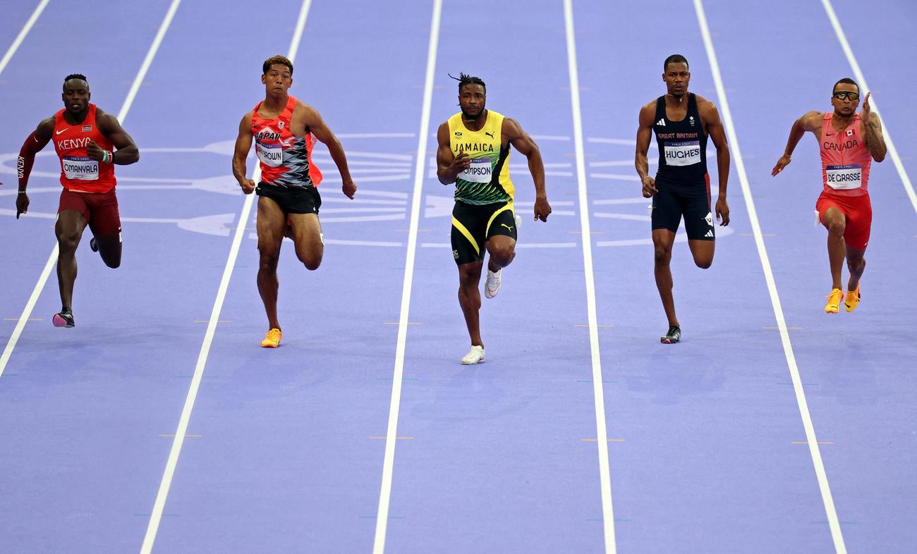 男子100m準決勝　3組で走る選手たち（ロイター）