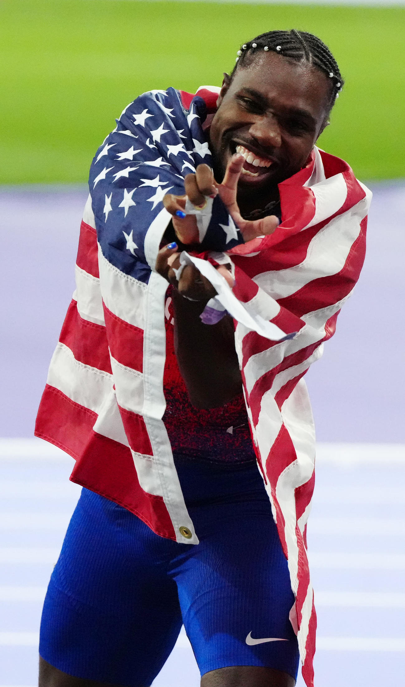 陸上男子100メートル決勝で優勝し、かめはめ波ポーズを披露する米国のライルズ（2024年8月4日撮影）