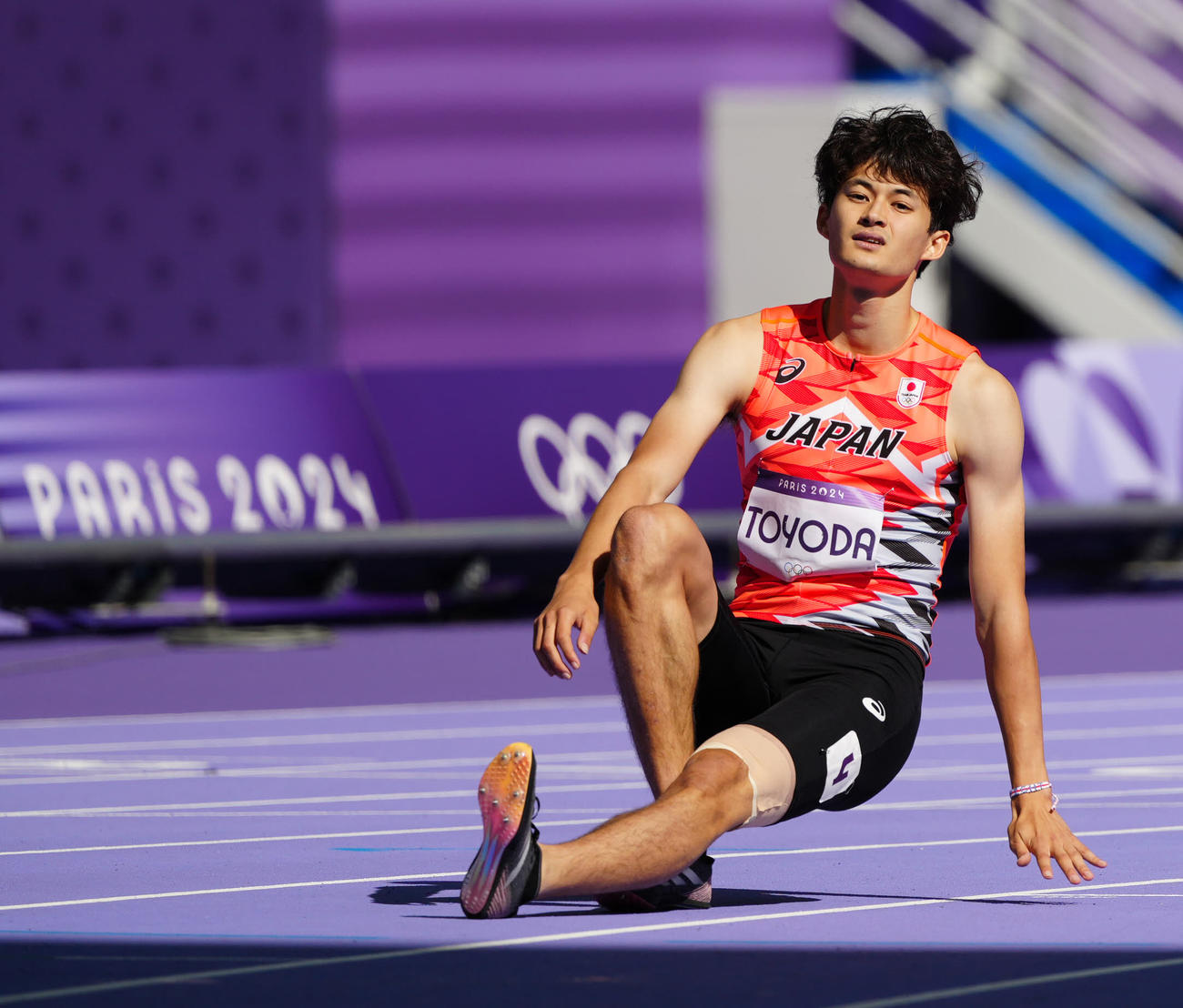 陸上男子400メートル障害予選5組で6着となり、倒れ込む豊田（撮影・江口和貴）