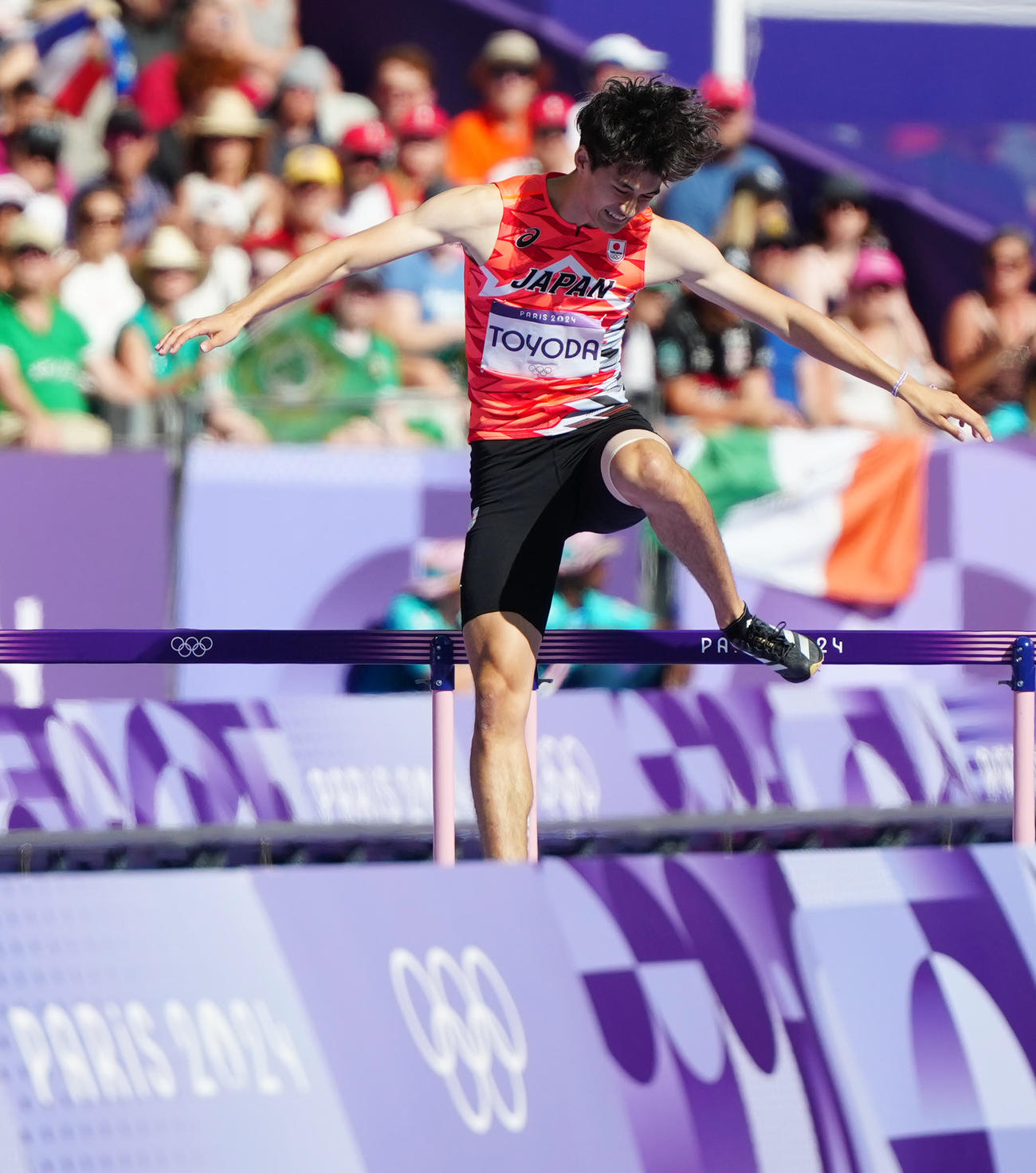 陸上男子400メートル障害予選5組、厳しい表情で10台目を越える豊田（撮影・江口和貴）