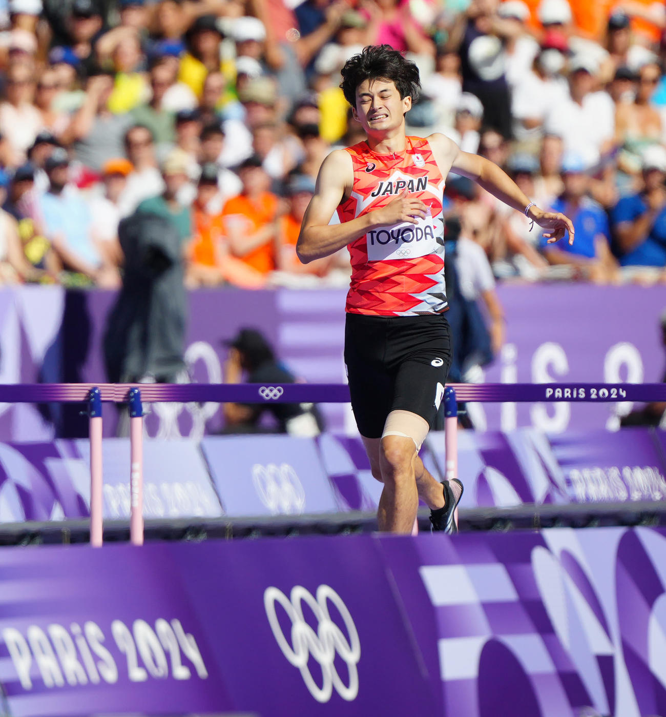 陸上男子400メートル障害予選5組、厳しい表情でフィニッシュに向かう豊田（撮影・江口和貴）