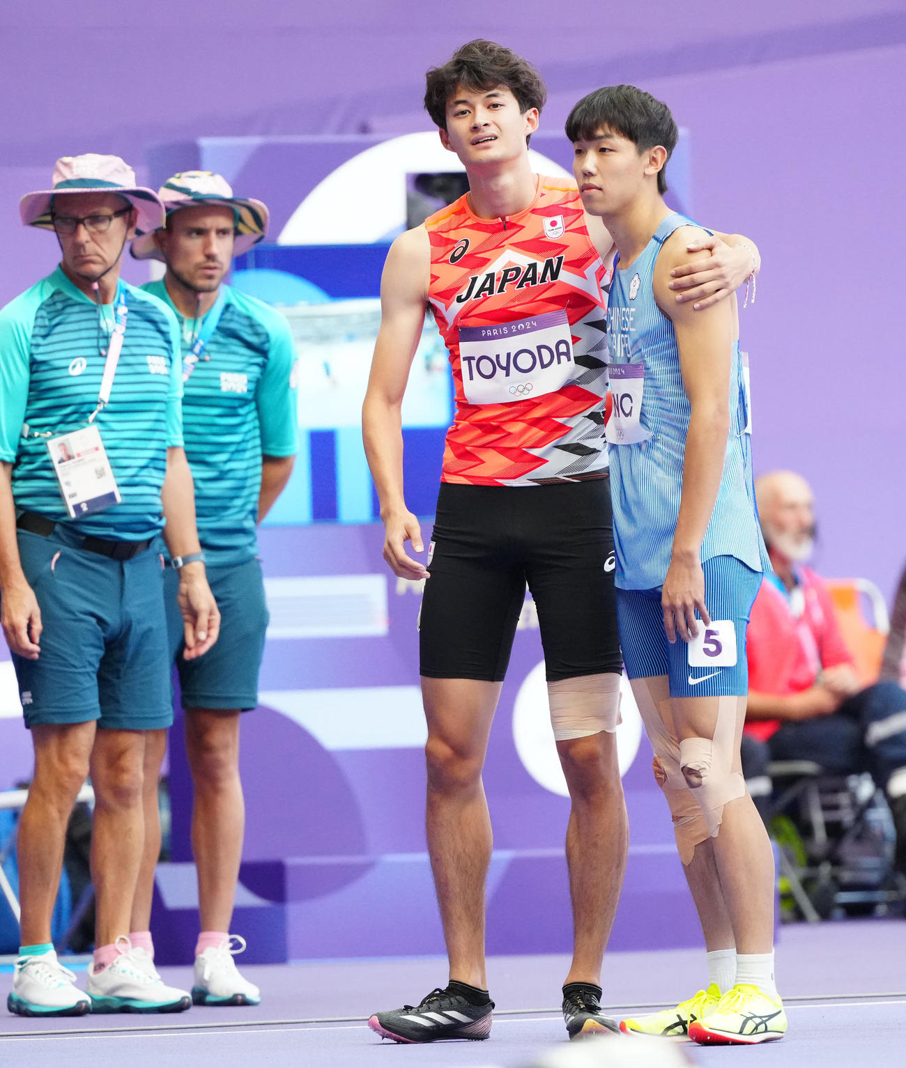 陸上男子400メートル障害予選後、台湾の彭名揚（右）の肩を借りる豊田（撮影・江口和貴）