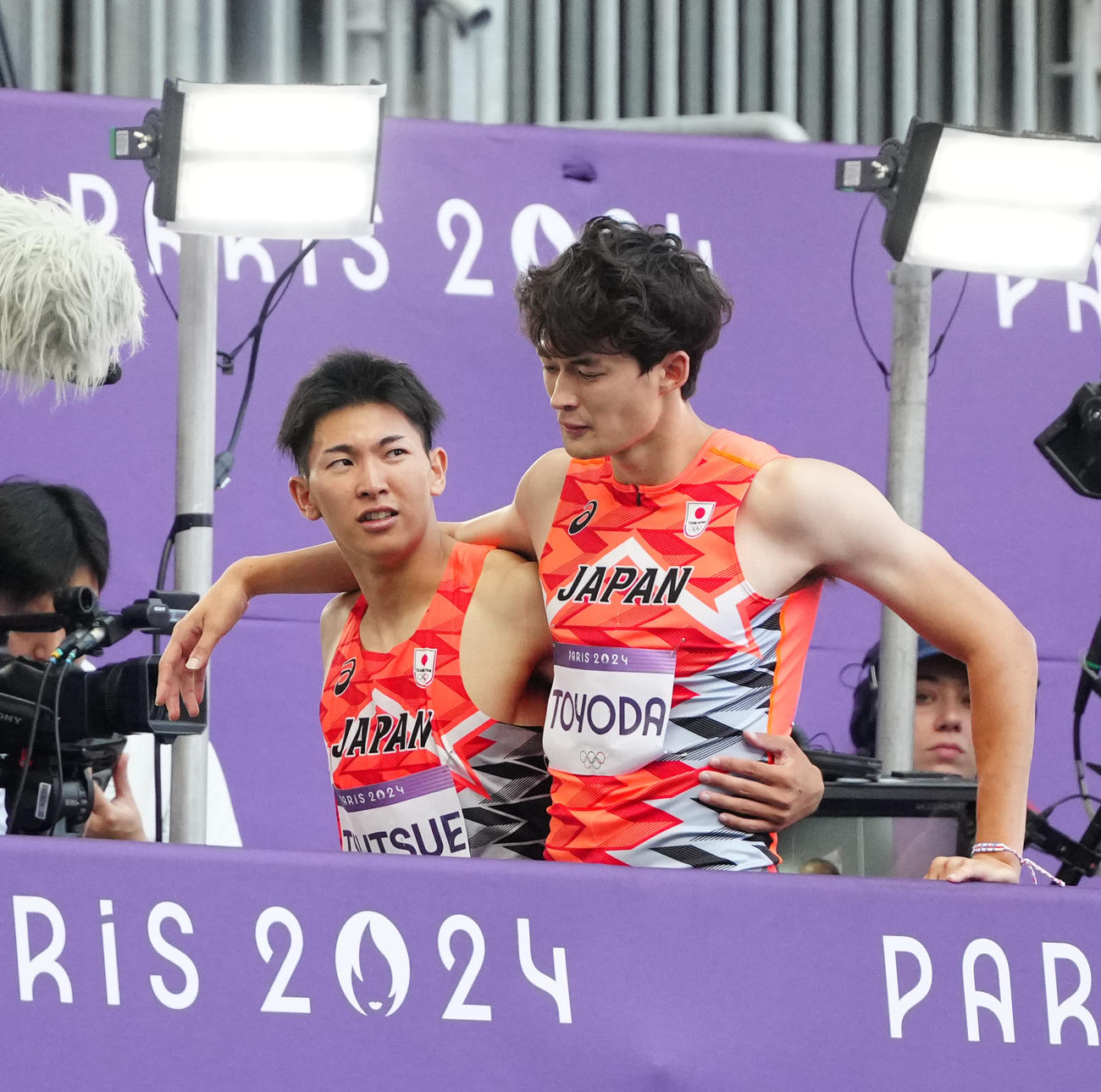 陸上男子400メートル障害予選後、筒江（左）の肩を借り、引き揚げる豊田（撮影・江口和貴）