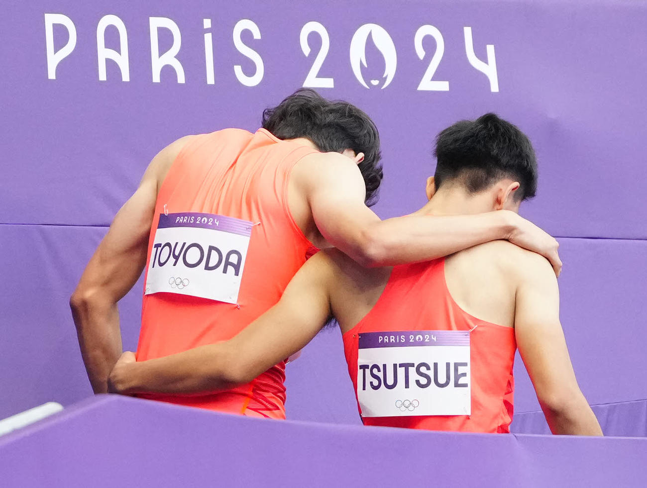 陸上男子400メートル障害予選後、筒江（右）の肩を借り、引き揚げる豊田（撮影・江口和貴）
