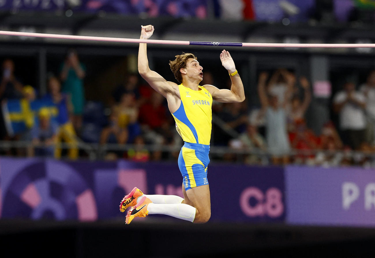 陸上男子棒高跳び決勝、世界新となる6メートル25センチを成功させた、スウェーデンのデュプランティス（ロイター）