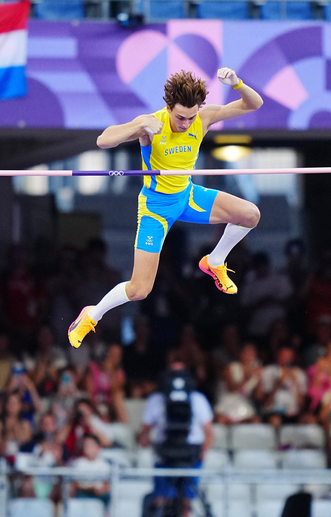 陸上男子棒高跳び決勝に臨むスウェーデンのデュプランティス（撮影・垰建太）