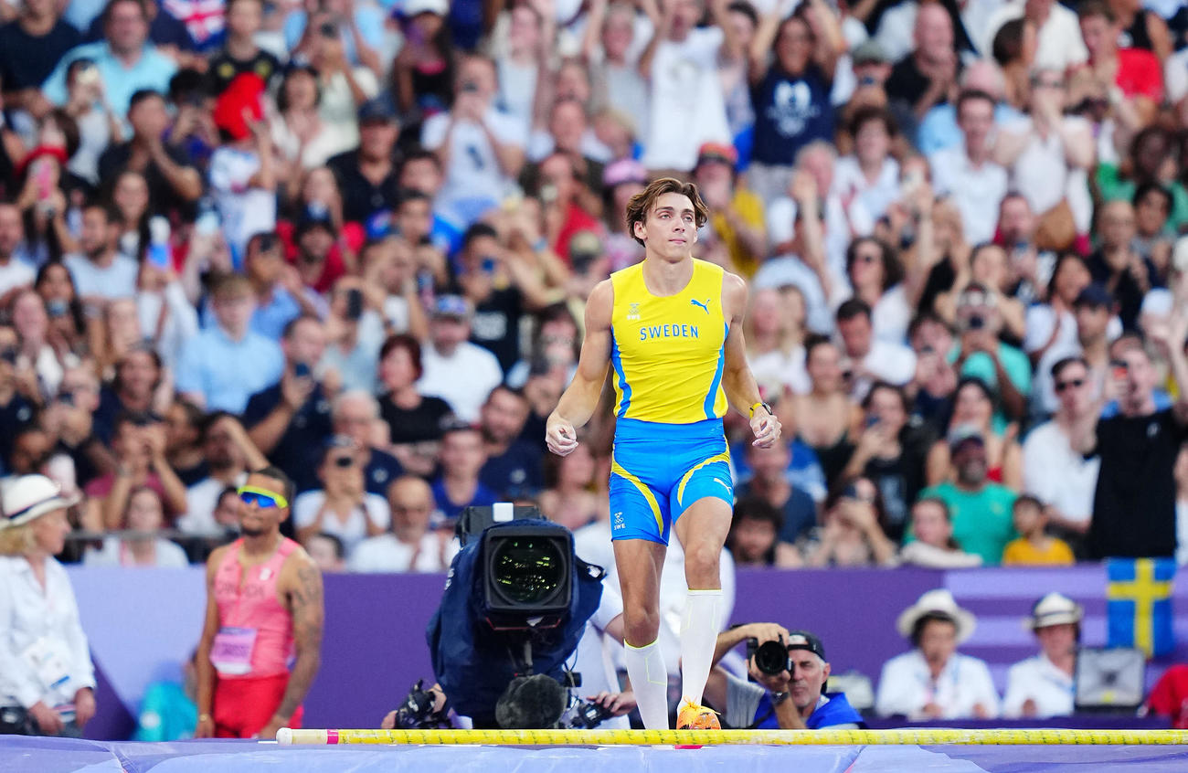 陸上男子棒高跳び決勝、高い跳躍で観客を盛り上げるスウェーデンのデュプランティス（撮影・垰建太）