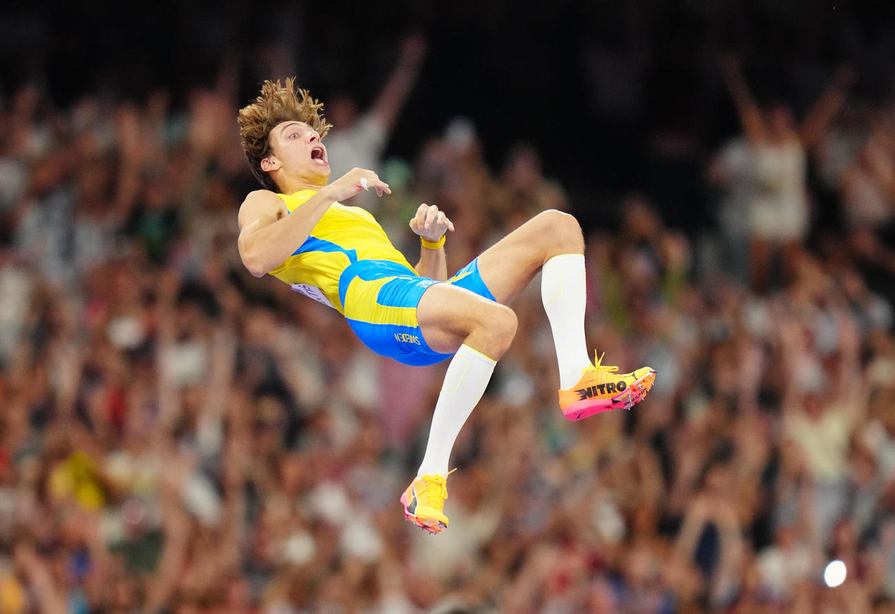 陸上男子棒高跳決勝、世界新記録となる6メートル25を超え空中でガッツポーズするスウェーデンのデュプランティス（撮影・垰建太）
