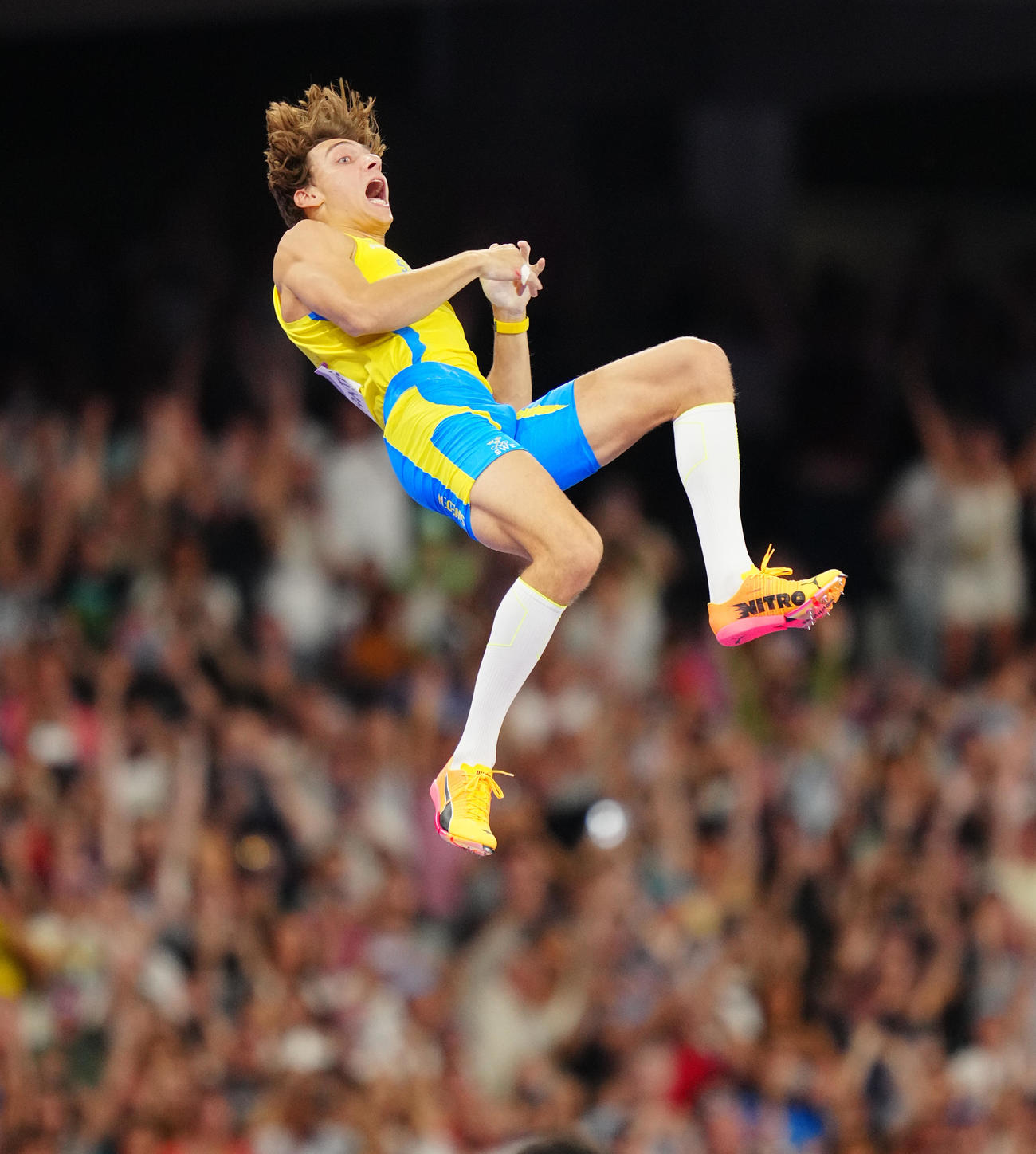 陸上男子棒高跳決勝、世界新記録となる6メートル25を超え空中でガッツポーズするスウェーデンのデュプランティス（撮影・垰建太）
