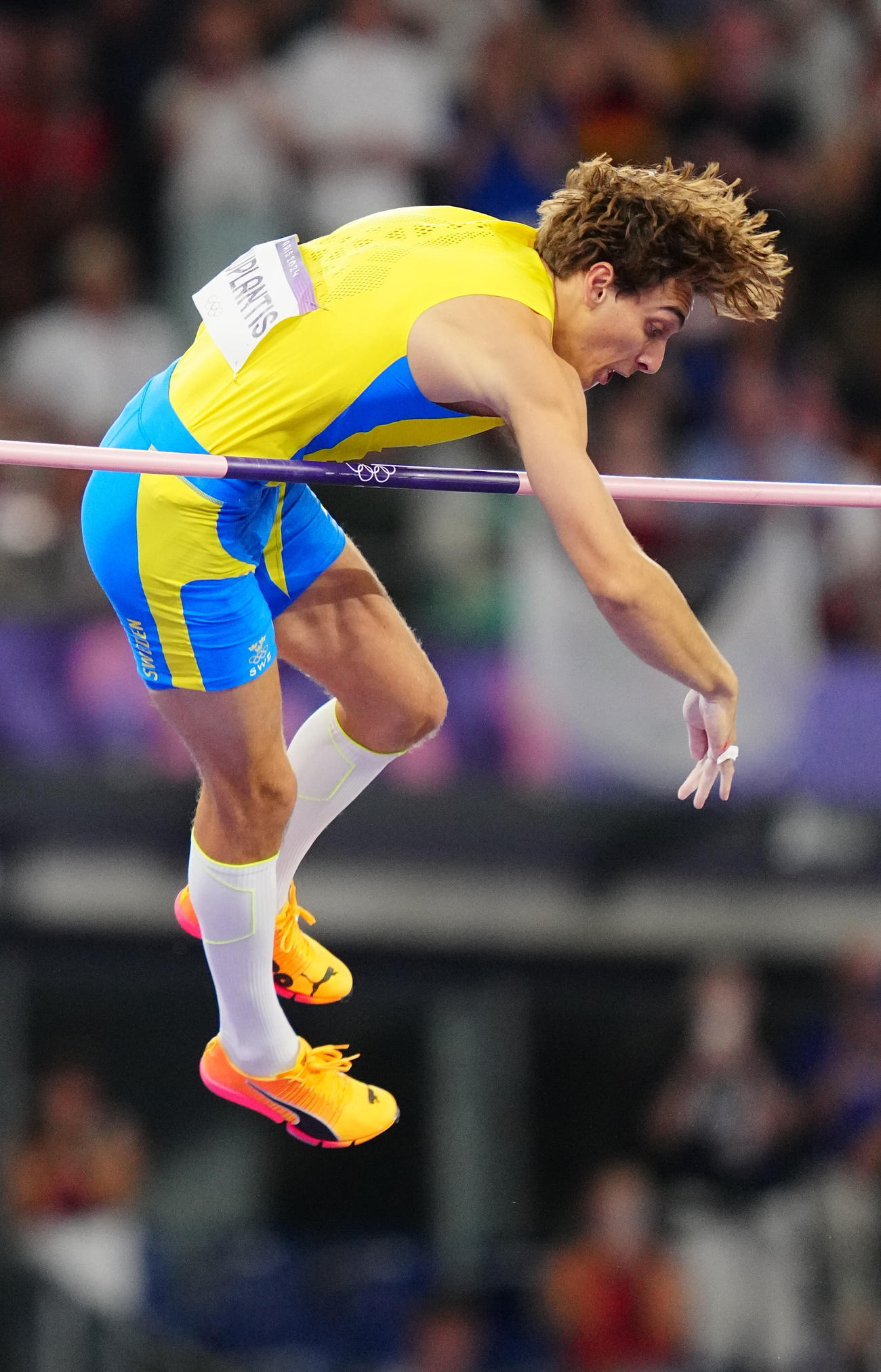 陸上男子棒高跳決勝、世界新記録となる6メートル25を超えるスウェーデンのデュプランティス（撮影・垰建太）