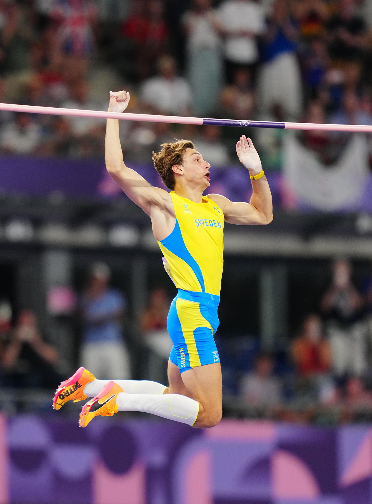 陸上男子棒高跳決勝、世界新記録となる6メートル25を超えるスウェーデンのデュプランティス（撮影・垰建太）