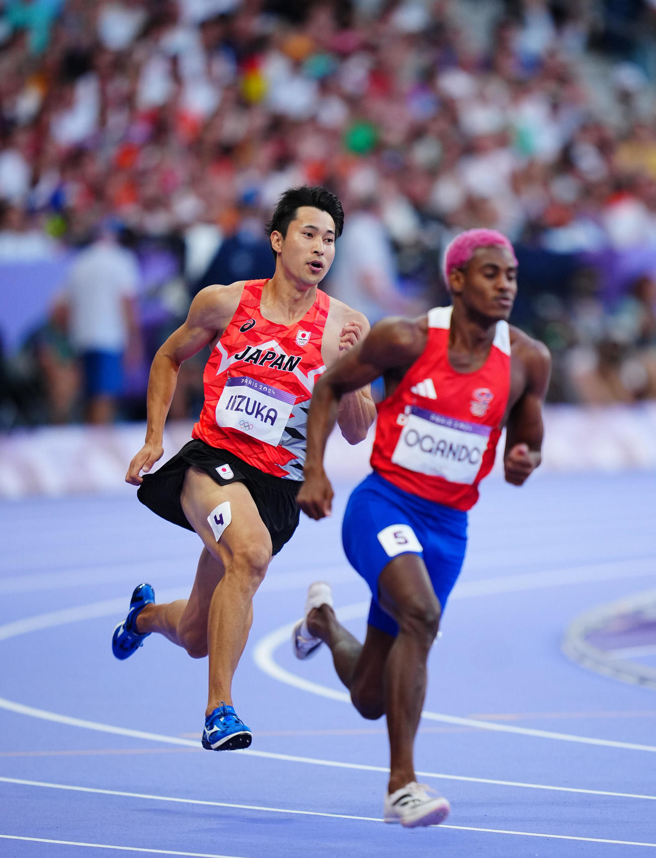 陸上男子200メートル予選、力走する飯塚（左）（撮影・垰建太）