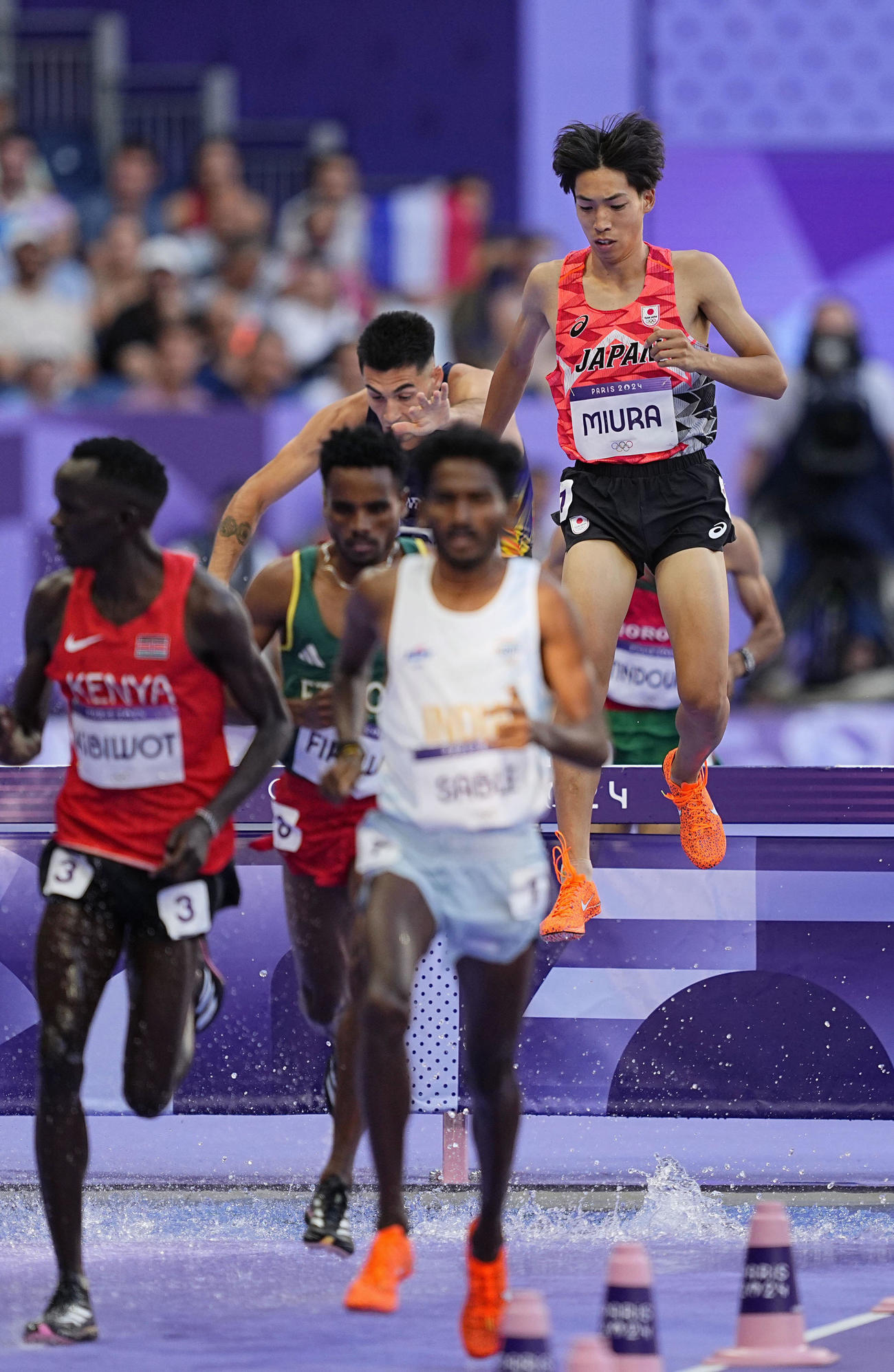 男子3000 メートル 障害予選　水濠を越える三浦龍司（右）（共同）